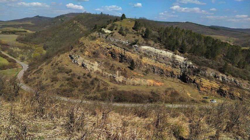 Sámsonháza sziklakincsei, a gerincen Fejér-kő várával