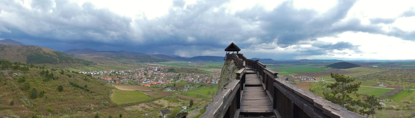Panoráma a várból a Hernád völgyére
