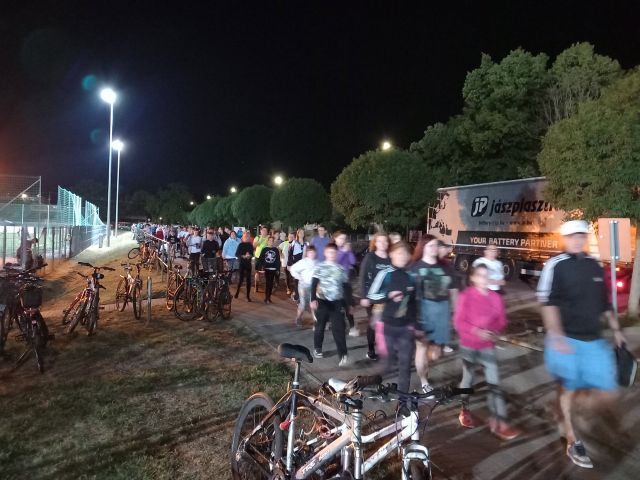 Érkezik az éjszakai túrások csapata...
